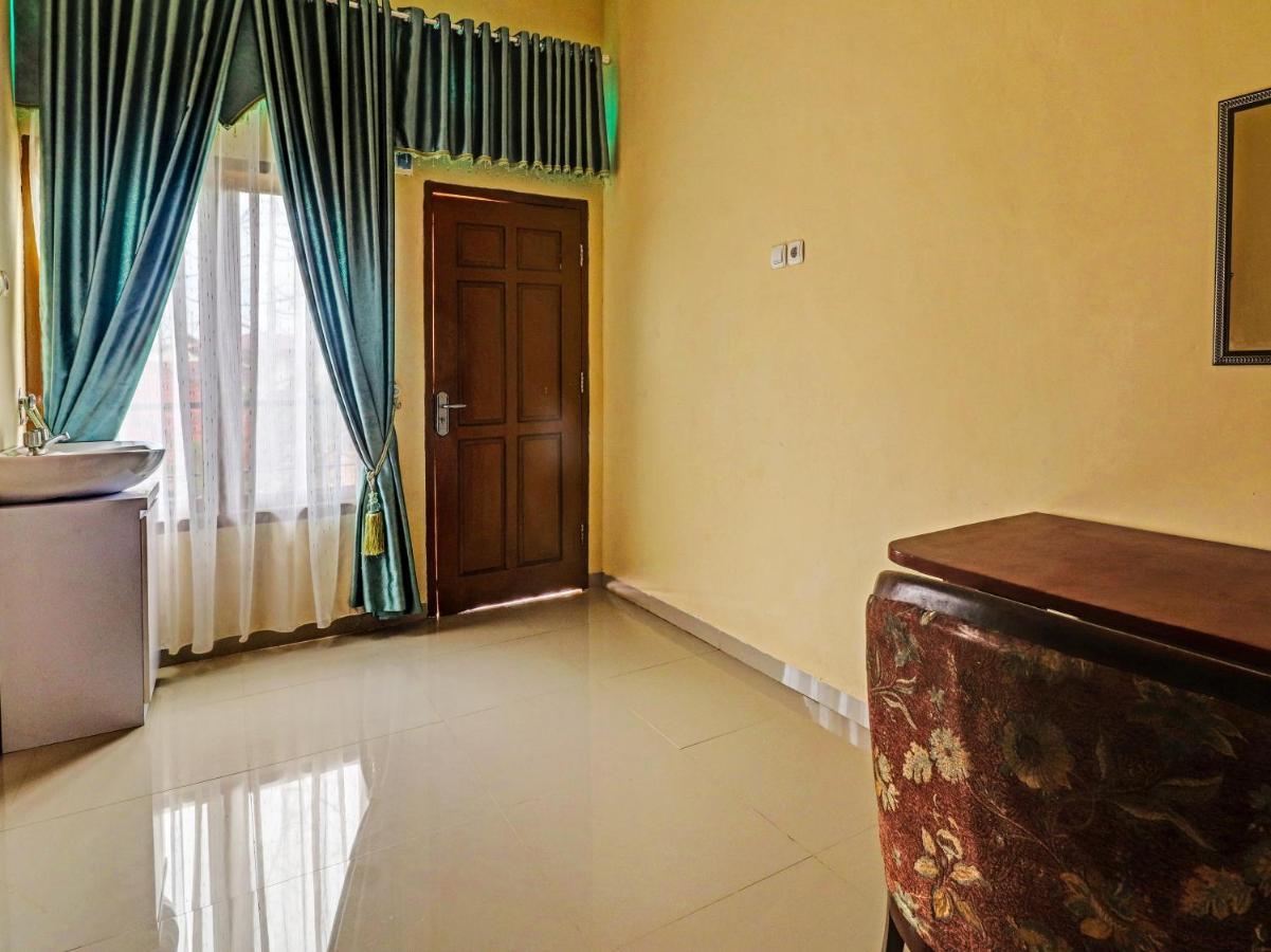 Hotel Oyo 90945 Arizon Kost Jambi Esterno foto