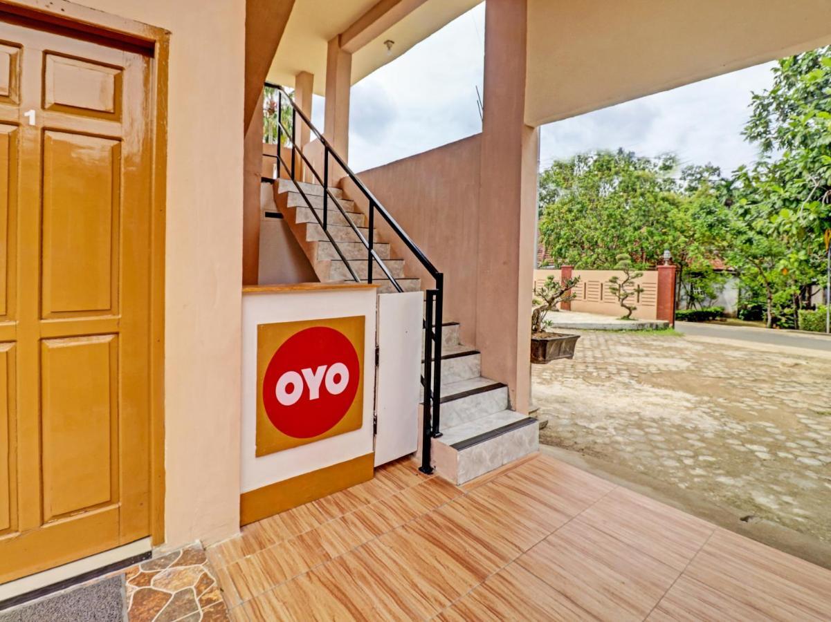 Hotel Oyo 90945 Arizon Kost Jambi Esterno foto